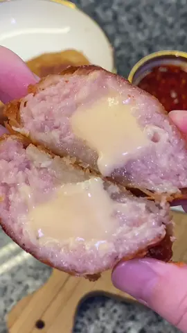 dimsum keju goreng pake chili oil! lebih enak karna dimsum goreng nya kan agak kurang bumbu yah sayy jadi pakein chili oil lebih gurih. aku udh pernah review lengkap kalian bs scroll yahh!❤️ #dimsumgorengkeju 