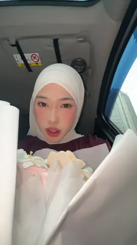 me after getting my birthday bouquet and handwritten letter from my man 😚💗 