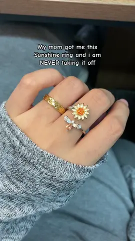 this is EPIC😂😭What would you do if your grandma gave you this... #hugring #momanddaughter #Love #giftideas #tiktokmademebuyit 