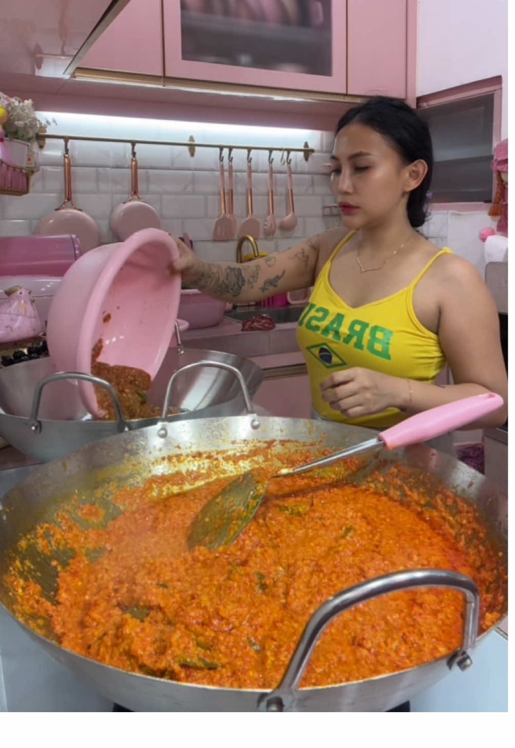 Temenin mami masak gulai ayam kampung 4 ekor bubur kacang ijo 3kg sayur pakis dan bikin es lumut nutrijel untuk makan siang anak anak di gudang