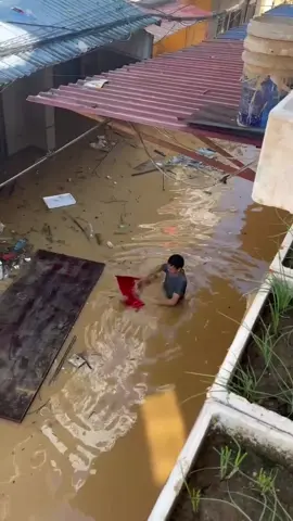 Tất cả đồ đạc trong nhà có thể bị nước cuốn trôi hoặc bị bẩn nhưng cờ tổ quốc thì không được để bẩn nhé các bạn. 🥰