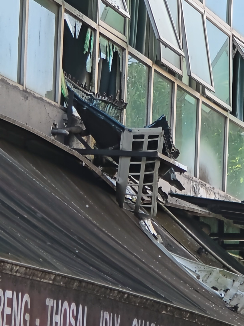 compressor aircond meletup da mcm boom.. Syukur, tak ada kecederaan berlaku.. #airconditioner #meletup #mamak #fyp #chowkit 