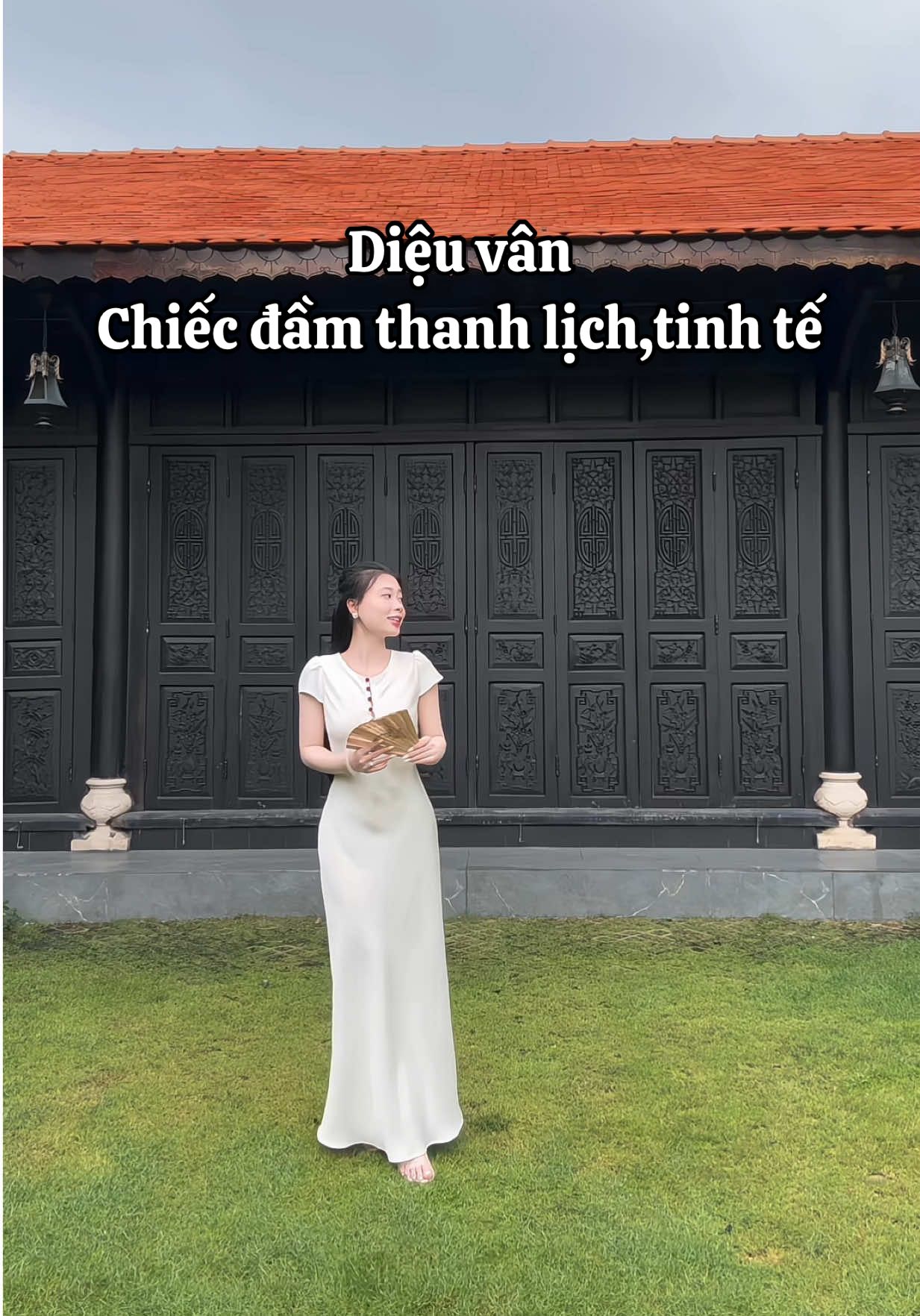 Nếu bình yên có hình dáng, hẳn sẽ là một chiếc đầm nhẹ như gió.. “Diệu Vân”-chiếc đầm mang hơi thở an nhiên,nơi vẻ đẹp kín đáo hóa thành thanh lịch.