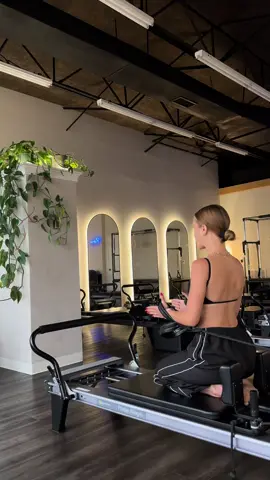 Shoulders and chest 😮‍💨😮‍💨 @Sarah  #pilates #pilatesworkout #reformerpilates 