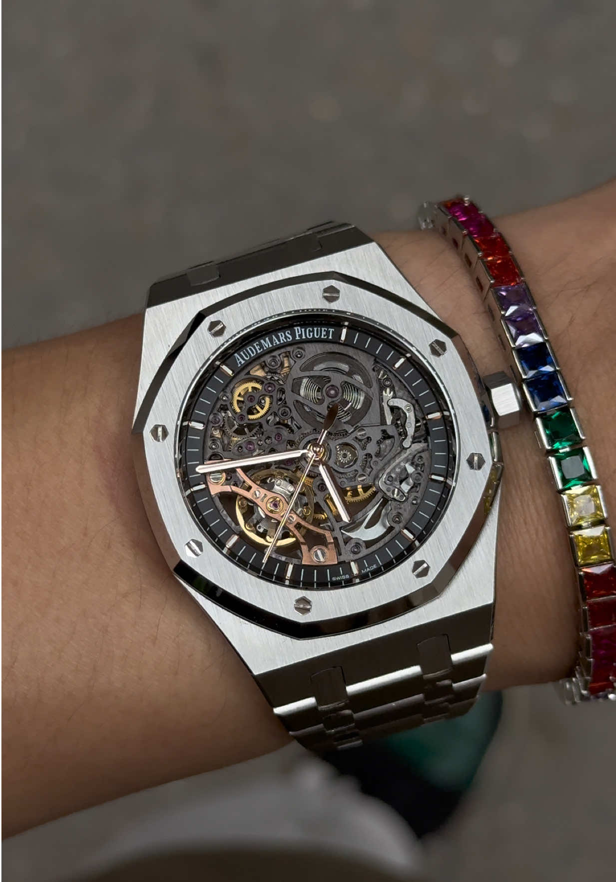 Khi vẻ đẹp không còn nằm ở mặt số, mà ở cả phần bên trong.”  Royal Oak 15407 — phiên bản skeleton phô diễn trọn vẹn linh hồn cơ học bên trong bộ vỏ biểu tượng. Từng chi tiết được chạm khắc, cắt gọt và hoàn thiện thủ công tinh xảo đến từng góc cạnh. Mỗi chuyển động của bánh răng không chỉ là cơ chế thời gian, mà là nhịp đập của nghệ thuật.  #duynguyenwatch #luxurywatch #watches #foryou #nguyenduyluxuxry 