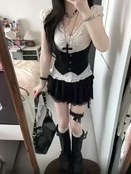 Phong cách ngọt ngào nhưng vẫn cá tính ✨ Mọi người thấy sao?  #OOTD #outfitinspo #fashionstyle #photography #sweetgirl 