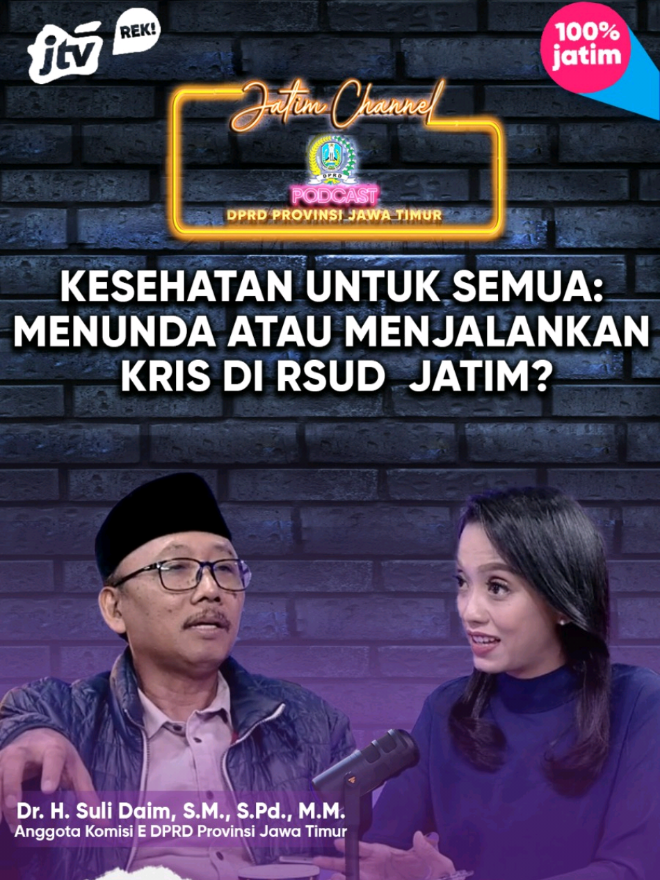 Kesehatan adalah hak dasar setiap warga negara, dan pemerintah tengah mendorong penerapan KRIS (Kelas Rawat Inap Standar) di seluruh rumah sakit, termasuk RSUD. Namun, pertanyaan besar pun muncul: apakah kebijakan ini sebaiknya segera dijalankan atau perlu ditunda untuk memastikan kesiapan fasilitas dan tenaga kesehatan? Dalam podcast ini akan dibahas: ✅ Apa itu KRIS dan tujuannya bagi pemerataan layanan kesehatan ✅ Tantangan RSUD dalam memenuhi standar layanan ✅ Pro dan kontra penerapan KRIS: antara idealisme kebijakan dan realita lapangan ✅ Dampak bagi pasien, masyarakat, serta tenaga medis Simak obrolan mendalam bersama narasumber: Dr. H. Suli Daim, S.Pd., S.M., M.M. (Anggota Komisi E DPRD Provinsi Jawa Timur)  #podcast​ #jawatimur​ #sehat​ #kesehatan​ #rawatinap​ ​ ​ ​ 