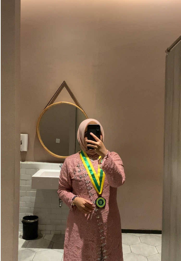 Warna pinknya cakep banget 🥹💘 #kebaya #kebayawisuda #kebayalamaran #kebayatunik #kebayamodern 