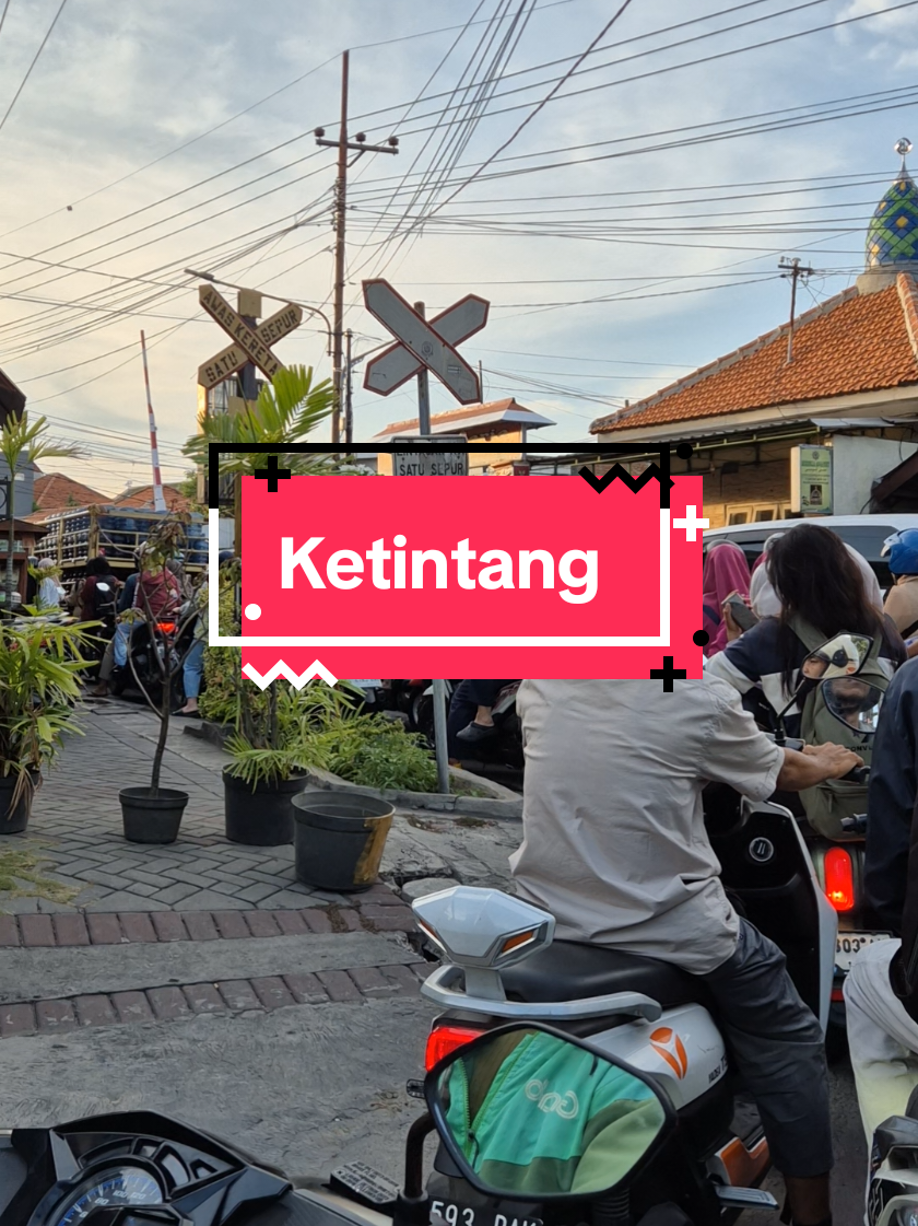 Situasi terkini perlintasan kereta Ketintang. Tetap sabar dan hati-hati ! Jangan nyalip sembarangan yaa. 🚨 Stay safe! ​Tagar: #InfoSurabaya #MacetSurabaya #KetintangArea #PerlintasanJalurGanda #TiktokSurabaya