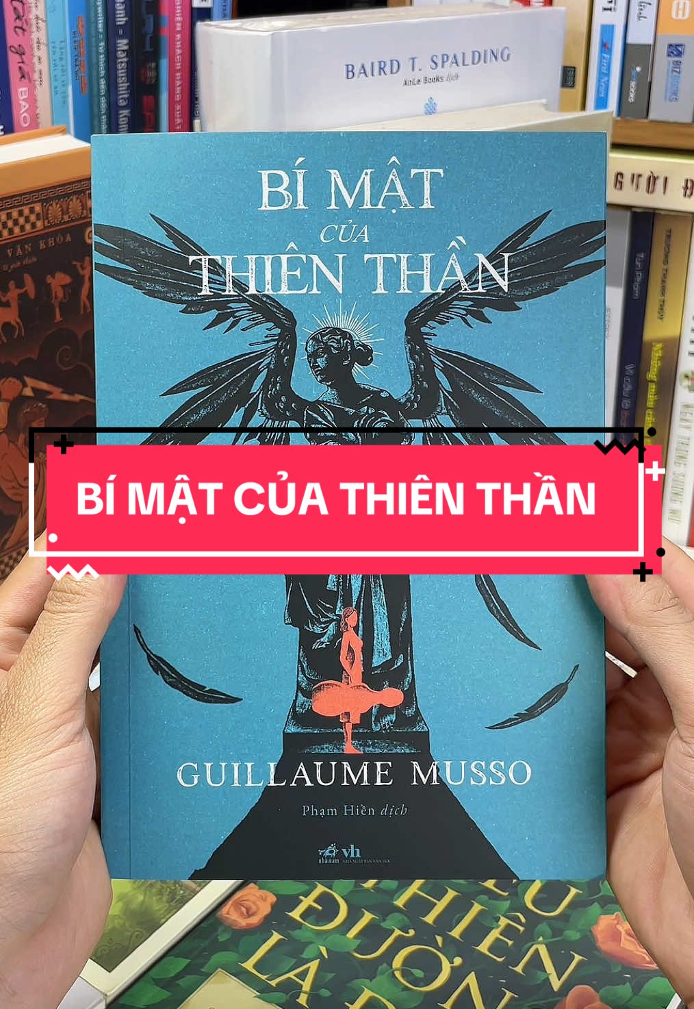 Bí Mật Của Thiên Thần – Khi Cái Chết Chỉ Là Khởi Đầu Của Một Bí Ẩn Kinh Hoàng! Một nhà văn nổi tiếng, một nữ sinh mất tích, và một bức ảnh khiến cả thế giới rúng động… “Bí Mật Của Thiên Thần”, Guillaume Musso dẫn bạn bước vào mê cung của những bí ẩn, lời nói dối và định mệnh, nơi từng trang sách đều khiến tim bạn thắt lại vì hồi hộp. Khi một nữ sinh đột ngột biến mất, nhà văn Raphael bỗng phát hiện ra mối liên hệ kỳ lạ giữa cô gái đó và quá khứ đen tối của chính mình.  Từng lớp màn bí mật được hé mở, dẫn đến một cú twist khiến bạn không thể tin nổi – nơi tình yêu, tội lỗi và sự chuộc lỗi đan xen thành bi kịch mang màu sắc thiên thần. Musso, bậc thầy của tiểu thuyết ly kỳ nước Pháp, một lần nữa khiến độc giả nghẹt thở từ trang đầu tiên đến dòng cuối cùng. cuốn sách khiến bạn đọc thâu đêm không dứt!#tiemsachbinhyen #BookTok #sach #sachhay #bimatcuathienthan 
