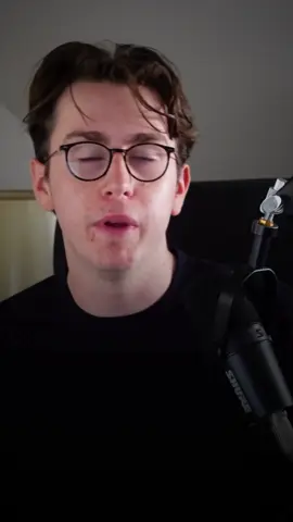 Bitcoin fällt gerade wieder um 15 Prozent, und eigentlich hat keiner so richtig einen Plan, was jetzt zu tun ist. Das ist auch kein Einzelfall mehr. Immer wenn irgendwelche News kommen, Panik ausbricht oder jemand mit großen Plänen um die Ecke kommt, stürzt der Markt halt einfach ab. Der Grund dafür ist relativ simpel: Krypto ist extrem emotional getrieben. Der ganze Markt lebt nämlich von Hype, von Hoffnung und davon, dass alle auf das nächste große Ding warten. Genau das ist aber das eigentliche Problem. Wenn du kein vernünftiges System hast, verbrennst du einfach nur dein Kapital. Im Forex-Markt läuft das Ganze komplett anders ab. Dort entstehen Bewegungen durch klare Zusammenhänge wie Zinsen, Inflation, Sentiment und Positionierungen. Das sind alles harte, greifbare Daten, mit denen du auch wirklich belastbare Prognosen aufbauen kannst. Sobald du aufhörst, jedem Hype hinterherzurennen, und stattdessen lernst, systematisch mit festen Entry-Modellen zu arbeiten, ändert sich dein Trading komplett. Willst du mal sehen, wie solche Modelle konkret aufgebaut sind? Dann like das Video und folg mir für mehr Content, der dir wirklich weiterhilft.