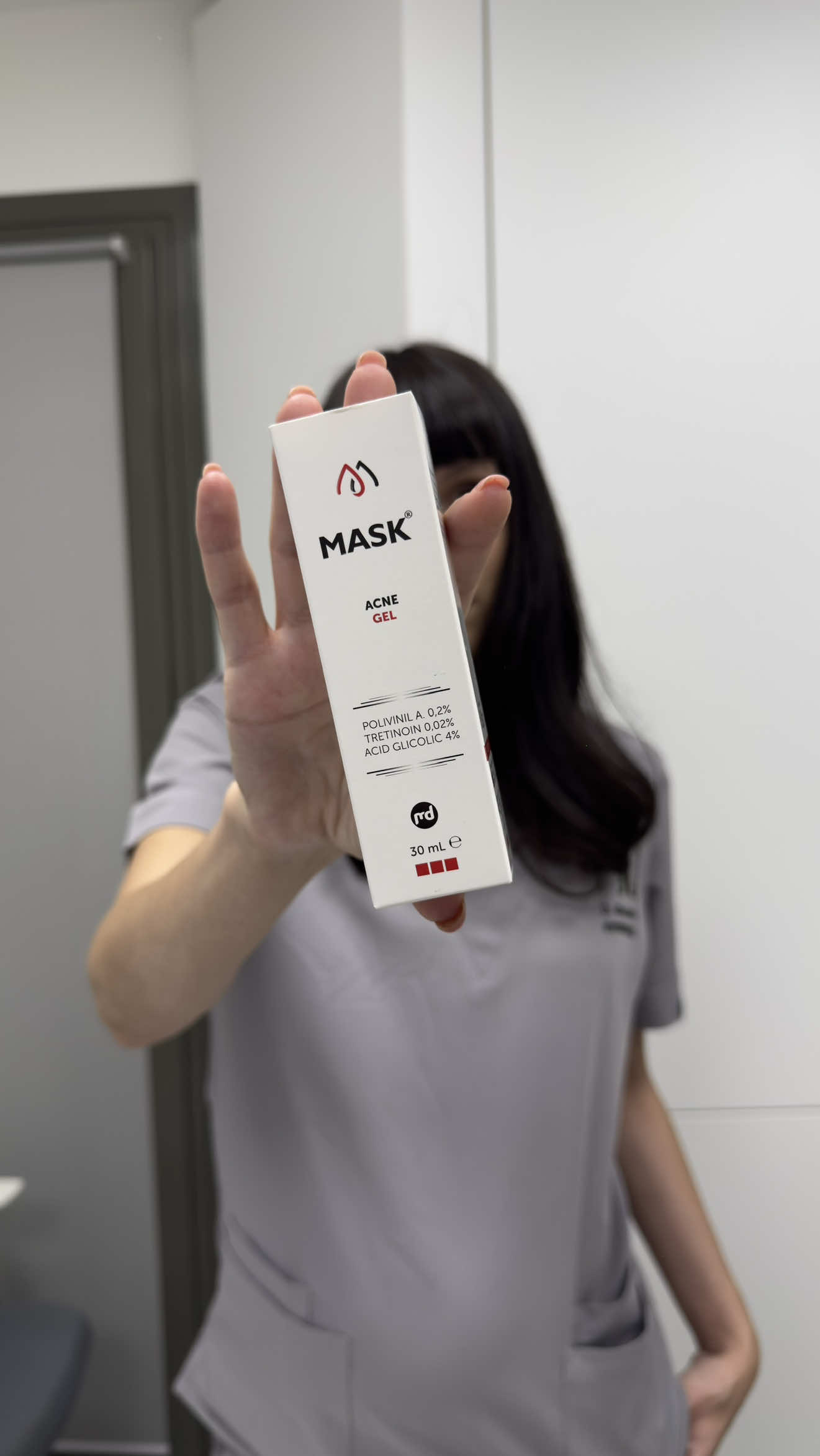Astăzi vorbim despre 𝐓𝐑𝐄𝐓𝐈𝐍𝐎𝐈𝐍— ingredientul care a devenit nelipsit din multe rutine dermatologice. 🫶🏻 Cunoscut mai ales pentru efectele sale în tratarea 𝐚𝐜𝐧𝐞𝐞𝐢, tretinoinul este de fapt și unul dintre cei mai studiați și eficienți agenți 𝐚𝐧𝐭𝐢-𝐚𝐠𝐢𝐧𝐠. ♥️ Cum acționează? 👉🏻 accelerează reînnoirea celulară, 👉🏻 netezește textura pielii, 👉🏻 estompează petele pigmentare, 👉🏻 stimulează producția de colagen — rezultatul fiind o piele mai luminoasă, fermă și uniformă. 💬 Astăzi, @doctorilina ne povestește experiența ei cu 𝐌𝐚𝐬𝐤 𝐆𝐞𝐥 - un produs care conține tretinoin și pe care l-a introdus treptat în rutina ei. ⚠️ Tretinoinul rămâne un ingredient activ puternic — de aceea e important să fie introdus corect, sub îndrumarea medicului dermatolog, și întotdeauna însoțit de hidratare & protecție solară.  #clinicadermavision #drilinaurda #tretinoin #dermatology #ingrijireapielii 