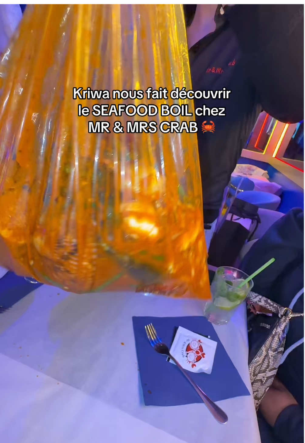 Nous avons vécu l’expérience SEAFOOD BOIL chez @Mr&Mrs Crab et ça a été une expérience incroyable nous nous sommes régalés. Le restaurant est Situé au 📍20 RUE DE LA HUCHETTE, 75005 Paris 