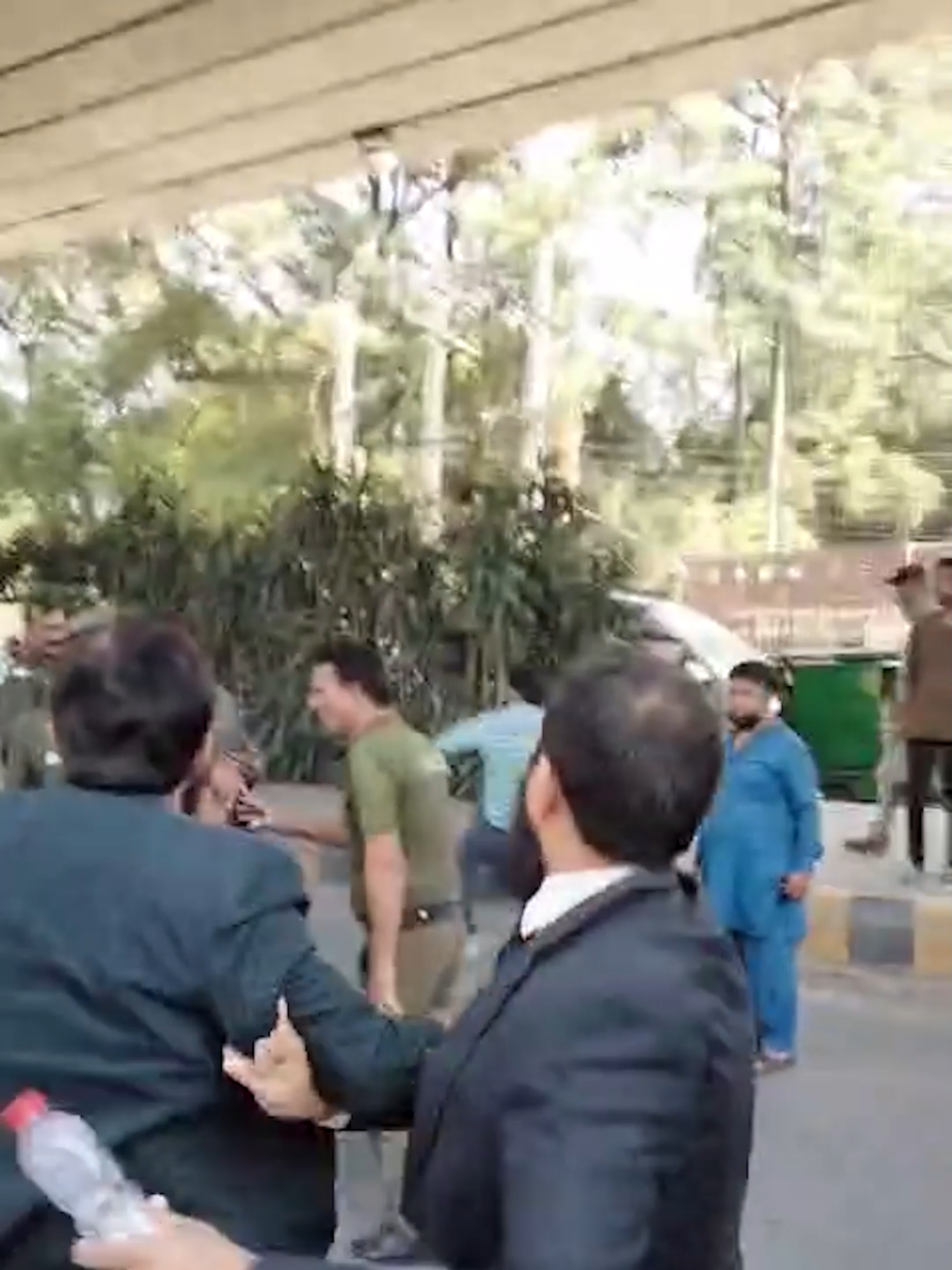 Clashes between police and the public in Lahore | SAMAA TV  #Samaatv #BreakingNews #PakistanNews #Pakistan #Protest #Police #Public