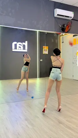 Bài siêu hay và siêu Hot 😍🥰 #emthuacoay #dancebar #dance 