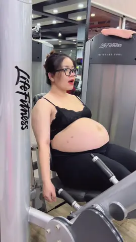 Mẹ bầu 38W tập dưỡng sinh.  3 lưu ý cho mẹ bầu tập gym ở các tuần cuối thai kỳ này. - Chỉ tập khi bạn đã có kinh nghiệm và kỹ thuật tập luyện trước đó. Nếu được thì hãy ưu tiên để Coach train theo sát. - Tham khảo ý kiến bác sĩ (để có lộ trình tập luyện và bài tập phù hợp với tình trạng sức, từng giai đoạn trong thai kỳ) - Hãy luôn lắng nghe cơ thể (trong quá trình tập nếu cảm thấy chóng mặt, hụt hơi hay đau ở đâu đấy thì hãy dừng tập lại và theo dõi thêm, vì có thể bạn đang tập quá sức). #coach #Fitness #bầukhoẻmạnh #bầutậpgym #bầutíchcực 