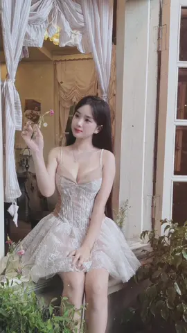 Gần đây rất thích một đoạn văn: Nếu như em cảm thấy mệt mỏi quá rồi, vậy thì hãy tắt đèn ngủ một giấc, đừng tự mình oán trách bản thân. Tôi biết em cũng chẳng dễ dàng gì mới đi được đến đây, em đã rất tốt rồi. Mọi người đều như vậy cả. Hãy nhớ yêu thương chính mình. Chúng ta đều không biết tương lai sẽ như thế nào, nhưng chúng ta có thể nỗ lực để khiến bản thân trở thành dáng vẻ mình mong muốn, không hối tiếc, cũng hy vọng tương lai so với hiện tại sẽ ngày một tốt hơn.