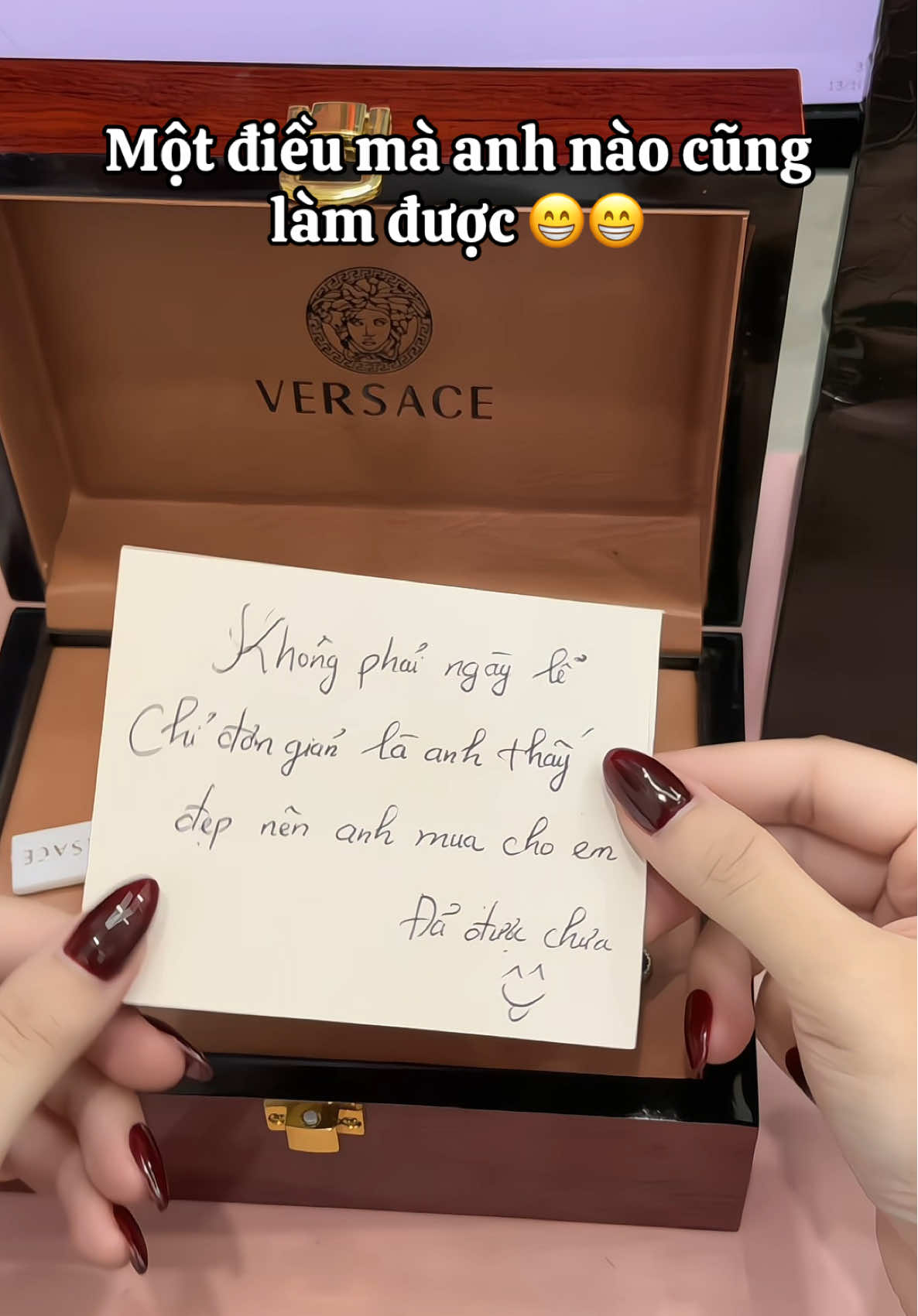 Anh khách dặn : “ Chữ em đẹp ghi hộ anh tấm thiệp anh tặng vợ 🤭 “ #phuonglanluxury #donghothoitrang #lenxuhuong #tiktok #quatang20_10 