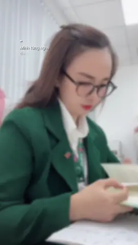 Thứ mà chúng ta luôn luôn kiếm tìm, nên là cuộc sống mà bản thân thấy thích, hoặc là kiểu người mà chúng ta muốn trở thành. 🍀 Cho nên nếu như cuộc đời ta đi có bấp bênh khúc khuỷu chút cũng không sao, kể cả ta có phải bỏ ra rất nhiều thời gian trên quãng đường đó cũng không sao, hoặc trở thành một người khác với trong tưởng tượng của mọi người cũng không sao, chỉ cần bạn trở thành chính bạn trên cung đường mà bạn đang đi là được. Nếu như bạn không đuổi kịp bình minh lúc 5h sáng, vậy hãy thử nhìn hoàng hôn lúc 6h chiều, ý của tôi là bắt đầu lúc nào cũng là không muộn. #VPBank #phongkinhdoanhnhatrang1 #hhbnhatrang #hhbvung3 #hhnhatrang1 