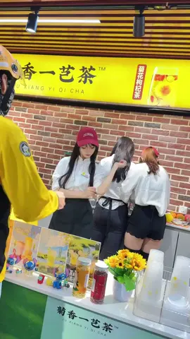 我来不及道声不安，你的的餐还没取走#潮流舞蹈地图舞蹈打卡 #依赖摇 #离开我的依赖 #奶茶妹妹 #创作灵感