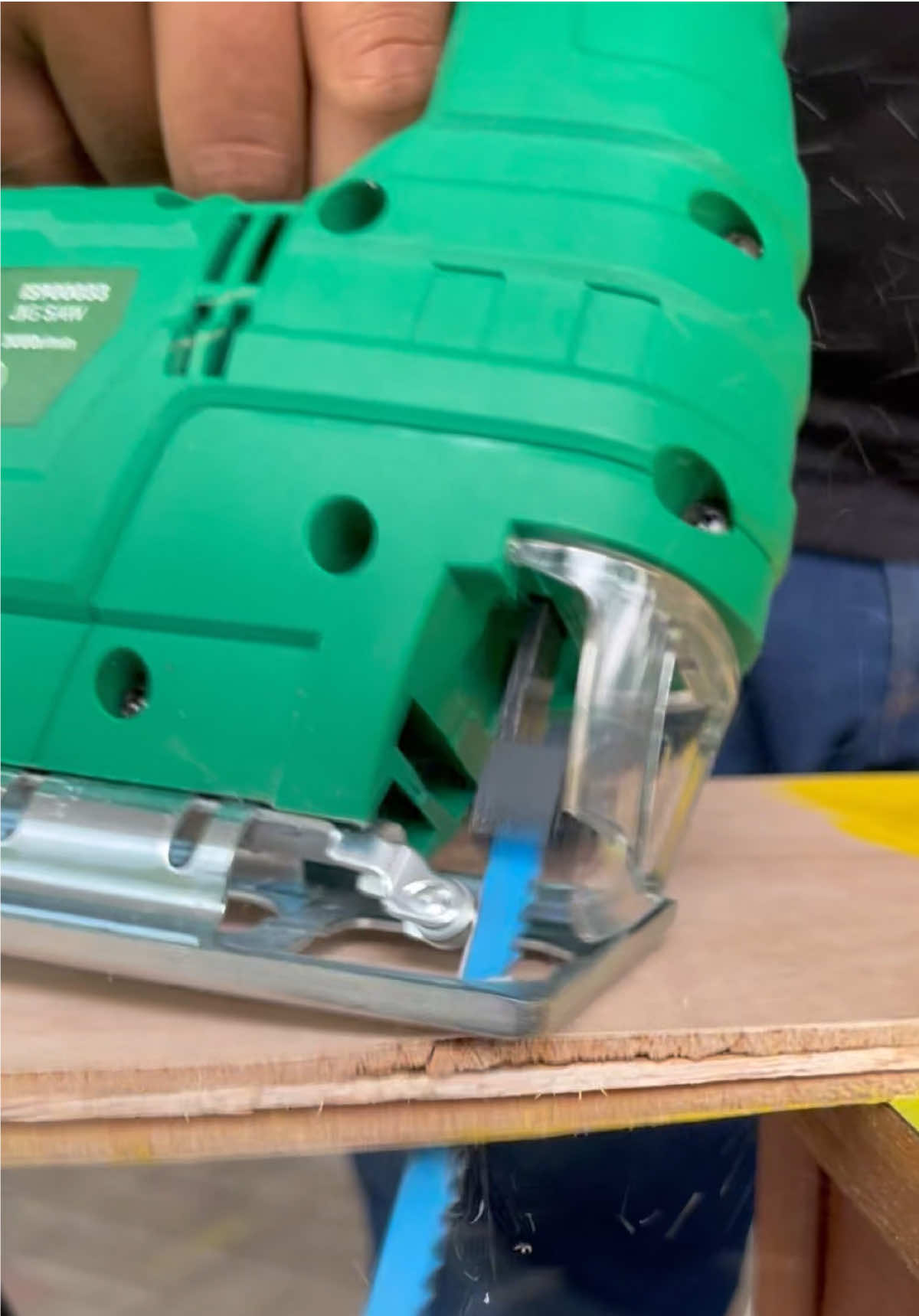 Gak ada yang lebih ngeselin selain mesin gergaji yang gampang panas dan tidak punya tenaga yang besar untuk di pake kerja 🪚 nih ISKU Jigsaw 450W sio buat potong kayu pvc di proyek kalian ✅✅✅ #iskutools #gergajikayu 
