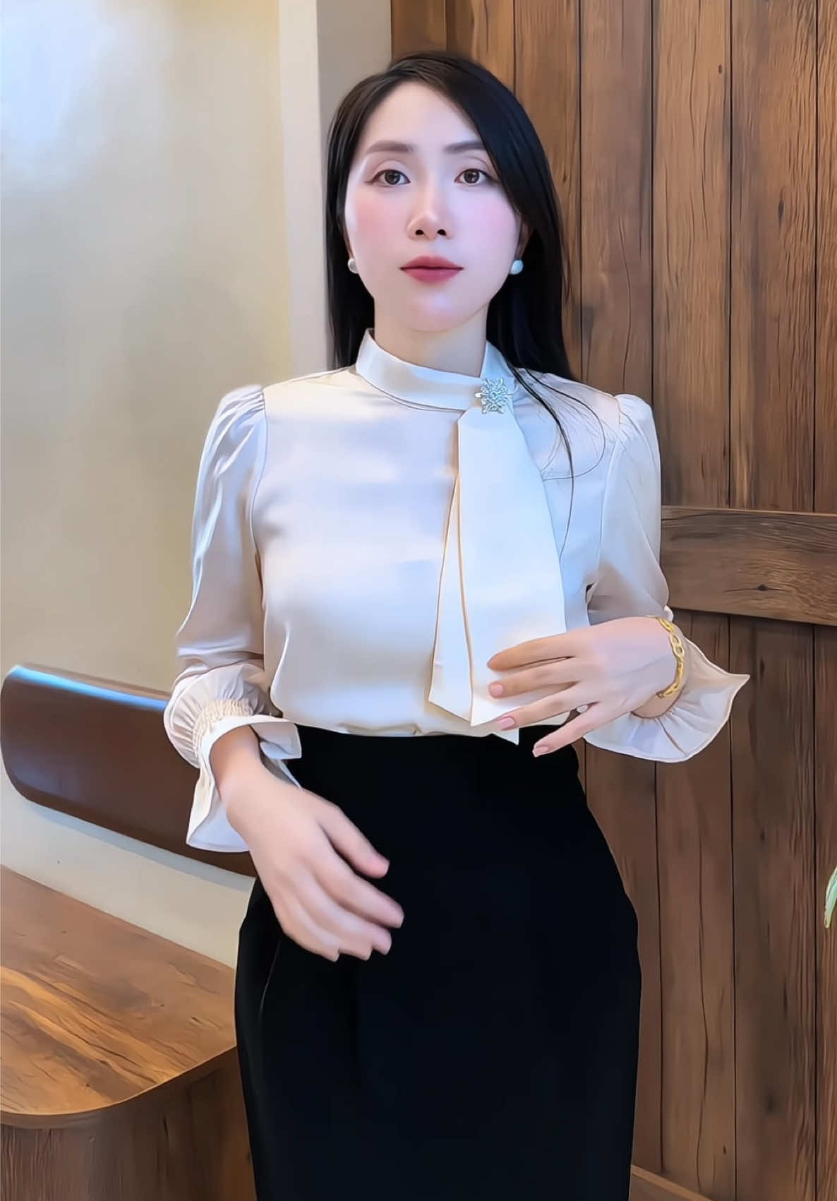 Áo sơ mi xinh sang chất lụa mát mịn dày dặn xinh iuu  #thoitrangcongso #aosomi #aolua #aoluangoctrai 