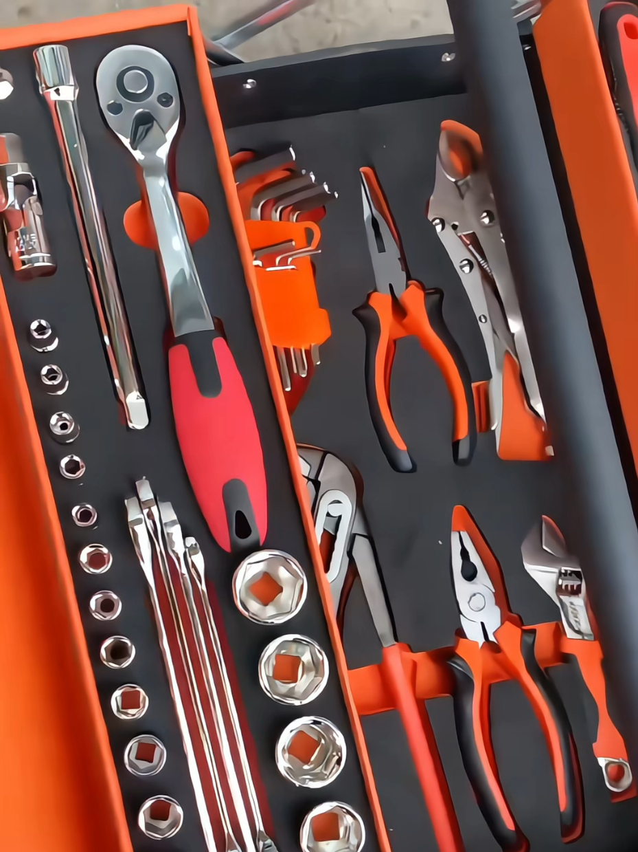 Satu kotak, semua alat lengkap!  Tool Box 85 in 1 hadir dengan kualitas profesional, bahan baja kuat, dan desain rapi  cocok untuk kebutuhan bengkel maupun perawatan pribadi di rumah.  #toolboxotomotif #alatbengkel #peralatanrumah  #promomakan1010 