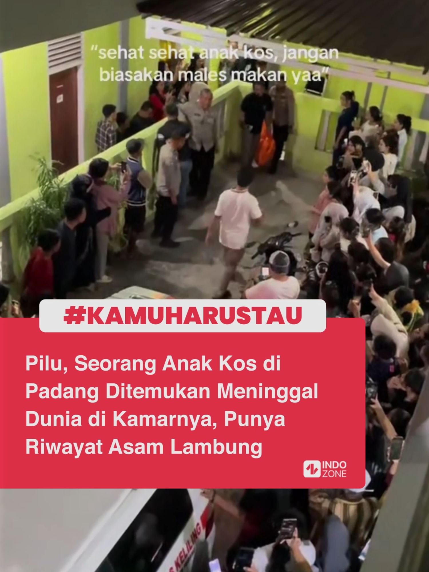 N (25), Seorang mahasiswi salah satu kampus di Padang, Sumatera Barat ditemukan meninggal dunia pada Sabtu (11/10) di kamar kosannya di Kelurahan Padang Pasir, Kecamatan Padang Barat. Perempuan asal Kalimantan itu ditemukan meninggal dunia dengan kondisi tubuh telungkup di atas kasur dan tertutup selimut. Penemuan jenazah N bermula dari kecurigaan para penghuni kosan yang sudah beberapa hari tak menemukan keberadaan N. Juga, tercium aroma kurang sedap dalam kamarnya. Karena tak kunjung menjawab panggilan, kamar kemudian didobrak dan N ditemukan meninggal dunia. Seorang kerabat N lewat salah satu komentar di media sosial mengatakan, korban memiliki riwayat asam lambung yang cukup parah, sekaligus diduga menjadi penyebab kematiannya. Video: TikTok/poppiwpiw [Baca berita dan informasi menarik lainnya hanya di www.indozone.id]
