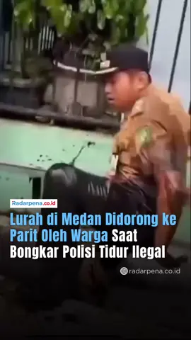 Insiden tak terduga terjadi di Kelurahan Perintis, Kecamatan Medan Timur, Kota Medan, Senin (13/10/2025). Lurah Perintis, Muhammad Fadli, terjatuh ke parit setelah didorong warga saat membongkar polisi tidur ilegal yang terbuat dari ban bekas di Jalan Madupuro. Peristiwa itu terekam video dan viral di media sosial. Dalam rekaman, Fadli tampak mengenakan baju dinas ketika seorang warga bernama Adi tiba-tiba datang memprotes pembongkaran. Cekcok pun terjadi hingga akhirnya Fadli terdorong dan terjatuh ke dalam parit berlumpur. Menurut Camat Medan Timur, Noor Alfi Pane, polisi tidur tersebut dipasang sendiri oleh Adi di depan rumahnya menggunakan ban bekas yang dipaku ke jalan. “Banyak paku yang timbul menyebabkan pengendara mobil dan sepeda motor bocor bannya. Warga pun melapor ke kelurahan,” jelasnya. Setelah insiden itu, Fadli dibawa ke RS Bhayangkara untuk visum karena tangannya bengkak, sementara pelaku telah diamankan oleh Polsek Medan Timur untuk pemeriksaan lebih lanjut. —- #Radarpena #Radarpenanews #Medan #LurahMedan #ViralMedan       