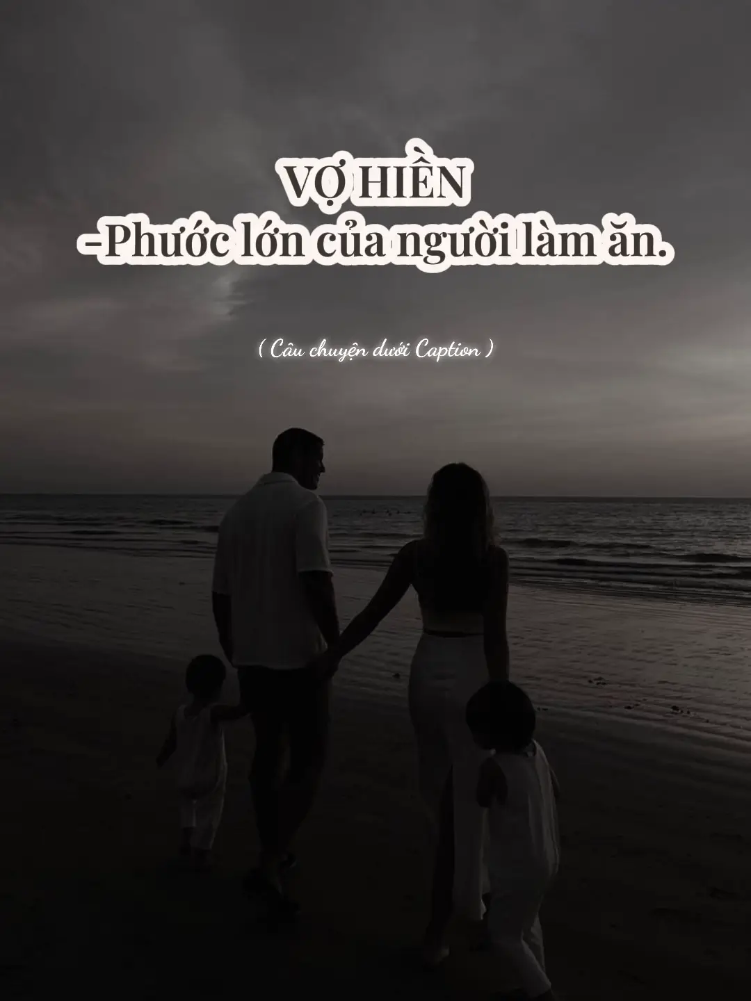 Hồi còn trẻ – mình hay nghe mấy ông anh buôn lớn nói đùa: “Có vợ hiền – là lời được nửa đời người rồi em ạ.” Mình cười. Không hiểu. Cũng chưa tin. Sau này mới thấm. — Vì khi làm ăn... Không ai gồng nổi hết mọi chuyện: – Căng thẳng vốn liếng – Đau đầu hàng hoá – Mệt mỏi nhân sự – Áp lực từng con số, từng đơn hàng Mỗi ngày như đứng giữa chợ gió. Mà nếu về nhà – còn nghe tiếng càm ràm, ánh mắt hoài nghi, lời nói dằn vặt… Thì sớm muộn cũng nản. Cạn sạch năng lượng. — Mình từng có lúc thất bại. Đơn bị boom. Hàng tồn chất kho. Ngồi thẫn thờ nhìn đơn hủy – không biết gỡ từ đâu. Vợ không hỏi nhiều. Chỉ bưng chén cơm, để yên. Bữa đó không nhắc gì tới chuyện làm ăn. Hôm sau – mình tự bật dậy. — Vợ hiền – không phải là người luôn biết làm gì. Mà là người… biết khi nào nên im lặng, khi nào nên dang tay. — Người ta thường nhìn vào những người đàn ông thành công – nhưng ít ai thấy… sau lưng họ, thường có một người phụ nữ đủ bao dung – đủ hiểu chuyện. Vợ không cần buôn cùng. Chỉ cần đứng vững bên cạnh – đã là phước lớn của đời làm ăn. 📜 Phật gia dạy: “Tri túc chi nhân – tuy ngoạ địa thượng, diệc an lạc hỷ.” (Người biết đủ – dù nằm đất vẫn an nhiên.) → Có vợ hiểu mình – là một dạng biết đủ lớn nhất của người đi buôn. #chuyenlamgiau #lamgiau2026