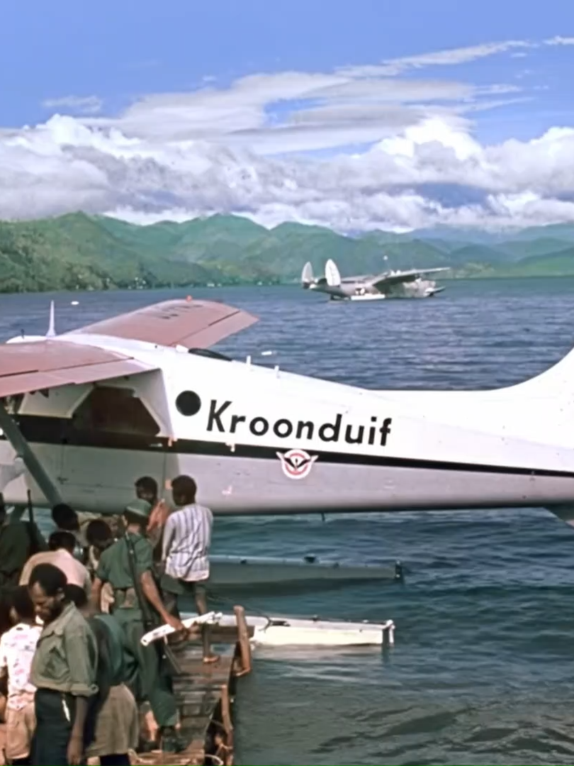 Danau Paniai Wisselmeren tahun 1950, pesawat Amfibi berlabuh di danau.  Sumber foto : https://www.klaasschoof.com/ #wisselmeren #paniai #lake #aeroplane #veo3 #papua