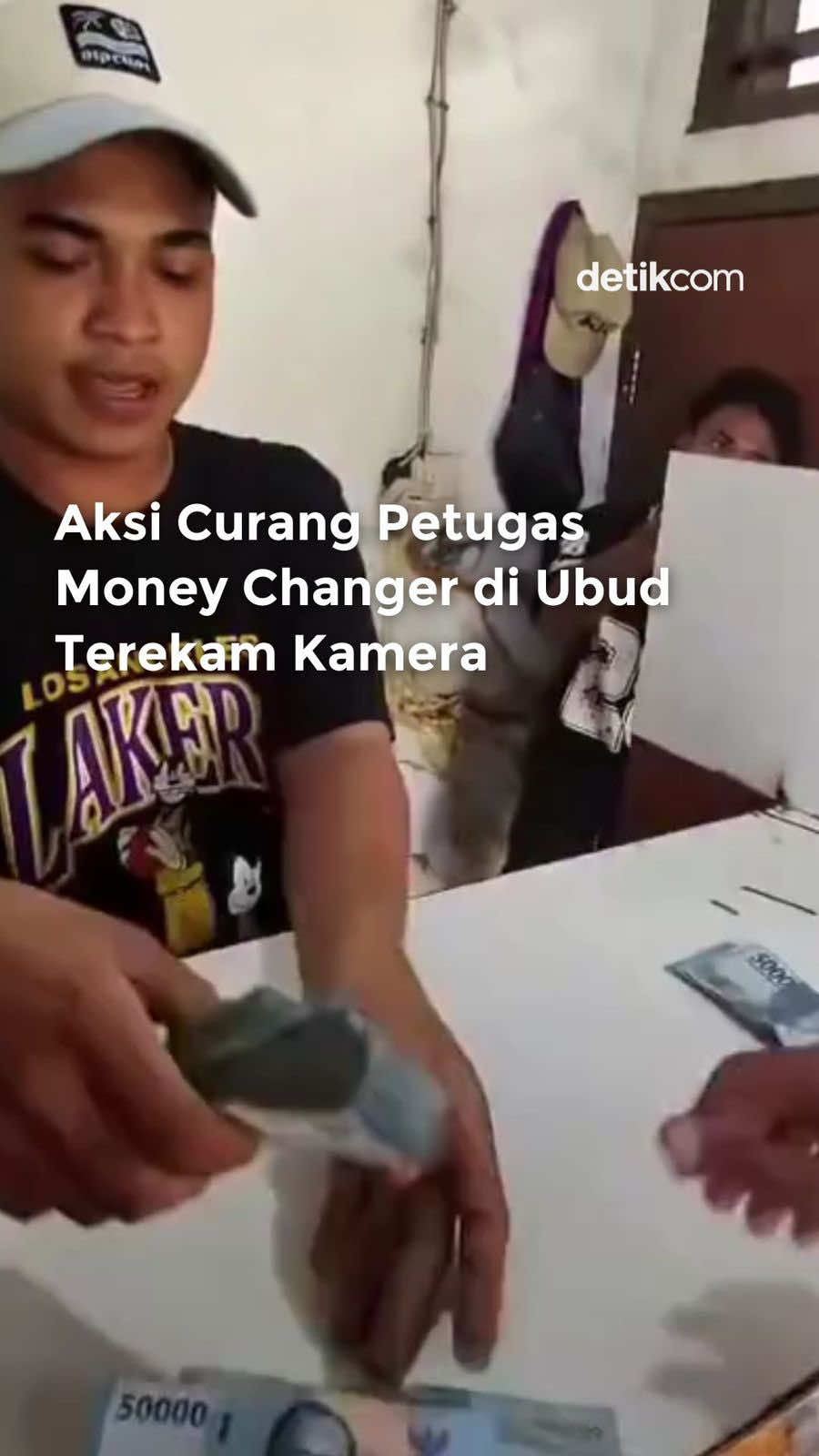 Seorang petugas money changer terekam kamera saat diduga menipu turis asal Prancis. Dalam video yang diunggah @hello_gianyar, petugas terlihat menjatuhkan uang pecahan Rp50 ribu ke bawah meja saat menghitung hasil penukaran. Petugas bernama Gede Sendi Darma Yuda diduga dengan sengaja menyembunyikan uang sekitar Rp2 juta saat menukar 500 Euro yang senilai Rp9,47 juta. Beruntung, turis tersebut merekam aksinya dan langsung menyadari adanya kecurangan itu. Polisi pun kini turun tangan mengusut kasus ini. Baca berita selengkapnya di detik.com! Creator: Syifa #detikcom #MoneyChanger #Ubud #kecurangan#turisasing 