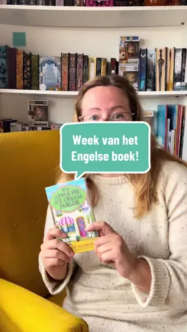 Week van het Engelse boek! Even in het Algemeen Nederlands, just in case ⬇️ Van 13 t.e.m. 26 oktober krijg je bij aankoop van €12,50 aan Engelstalige boeken een leuke novella van Laurie Gilmore gratis 🥳 The Apple Pie Ice Cream Parlor (weer een mond vol) speelt zich mee af in de Dream Harbor reeks en werd exclusief voor deze week geschreven. Enkel in België en Nederland. REN naar die boekenwinkel 😱🤭 Check welke winkels meedoen op weekvanhetengelseboek.be of .nl #weekvanhetengelseboek #lauriegilmore #dreamharbor #dreamharborseries #boekentip