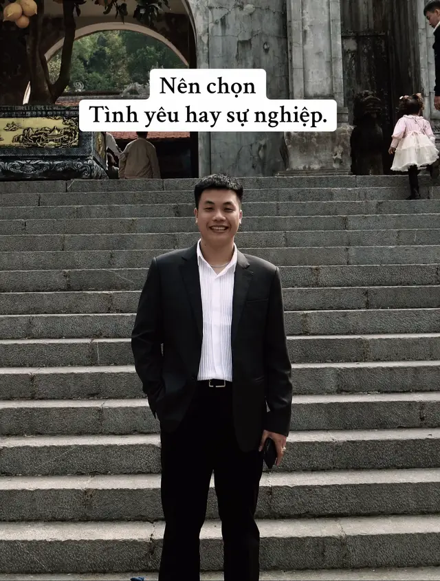 TÌNH YÊU HAY SỰ NGHIỆP  Tình yêu hay sự nghiệp, chọn cái nào cũng thấy đang bỏ lỡ 1 điều gì đó.  Tôi có nghe kể như này từ người quen. Bạn ấy làm văn phòng lương 25tr, dự kiến sẽ mở quán bia.     Tôi hỏi: cậu yêu ai chưa!    Cậu ấy Trả lời: yêu giờ phiền lắm, không có thời gian. Muốn ổn định đã rồi mới nghĩ đến yêu.    Tôi hỏi tiếp: thế ổn định là bao giờ?    Cậu ấy cười và không có câu trả lời….! Đó là thực trạng của rất nhiều bạn trẻ bây giờ. Đang hoãn tình yêu, để chạy theo sự nghiệp. Và cũng không có ít người khác, đang hoãn sự nghiệp, để giữ 1 người ở lại. Vì sao người trẻ hoãn yêu? Vì tiền chưa đủ, không dán yêu. Vì chưa có sự nghiệp vững, sợ yêu là gánh nặng. Vì sợ ràng buộc, sợ chia tay, sợ thất bại. Vì mệt, mệt với cuộc sống, mệt với chính mình. Lấy đâu năng lượng cho người khác. Nhưng yêu cũng cần thời gian, cần tuổi trẻ. Bạn không thể nói:[ đợi a thành công, a sẽ quay lại tìm em.]  Khi người ta đã đợi quá lâu để, bỏ đi. Không ít người đã chọn sự nghiệp, và khi thành công quay về lại thấy người thương đã cưới người khác. Cũng không ít người chọn tình yêu, rồi khi chia tay thì trống rỗng, không có gì trong tay ngoài vài kí ức. Rốt cuộc, phải chọn gì. Chọn tình yêu sợ tương lai thiếu tiền. Chọn sự nghiệp, sợ hiện tại thiếu người. Chọn cả hai, sợ mình không đủ sức.  Không chọn gì, sợ cuộc đời trôi qua mà không ai nắm tay. Thế là chúng ta cứ chênh vênh. Thấy yêu là xa xỉ, mà cô đơn thì lại càng đắt đỏ.  Giải pháp ở đâu? Không có đáp án cho tất cả. Nhưng có vài câu hỏi bạn nên tự hỏi chính mình: Bạn có đang dùng sự nghiệp để trốn tránh việc kết nối cảm xúc.? Bạn có đang yêu ai đó chỉ vị sợ cô đơn, rồi đánh mất cơ hội làm điều mình thật dự muốn? Bạn chọn điều gì để sau này không trách bản thân. Giá như…? Tình yêu không phải lúc nào cũng cản trở sự nghiệp. Và sự nghiệp không nhất thiết phải tàn phá tình yêu. Vấn đề là bạn chọn như nào? Và bạn đã thật sự hiểu bản thân mình đến đâu? Tình yêu và sự nghiệp theo bạn nên ưu tiên cái nào trước cái nào sau?