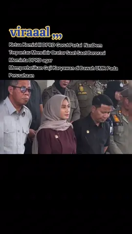 Viral! Ketua Komisi III DPRD Gorut Diduga Mencibir Massa Aksi Saat Penyampaian Aspirasi Gorontalo Utara, 13 Oktober 2025 — Sebuah video pendek memperlihatkan Ketua Komisi III DPRD Kabupaten Gorontalo Utara dari Fraksi Partai NasDem diduga mencibir massa aksi saat menerima aspirasi di depan kantor DPRD. Rekaman berdurasi sekitar 20 detik itu kini viral di media sosial dan menuai gelombang kritik publik. Senin, 13/10/25. Baca Selengkapnya.....  www.sinditonews.com #Sinditonews #fyp_sorotan 