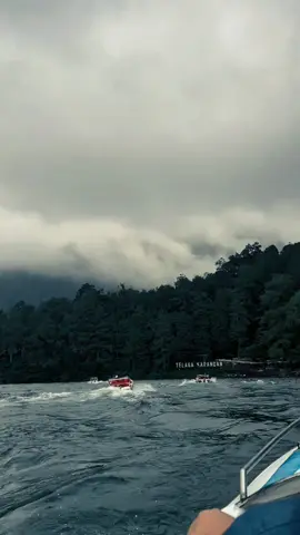 Telaga Sarangan adalah sebuah danau alami di lereng Gunung Lawu, Magetan, Jawa Timur, yang dikenal sebagai objek wisata alam dengan pemandangan indah dan udara sejuk. Telaga ini juga memiliki legenda tentang sepasang suami istri, Kyai dan Nyai Pasir, yang konon berubah menjadi naga dan membentuk cekungan telaga tersebut, sehingga juga dikenal sebagai Telaga Pasir.  #tanahjawa #budayajawa #adatjawa #sukujawa #wisatajawa #telagasarangan 