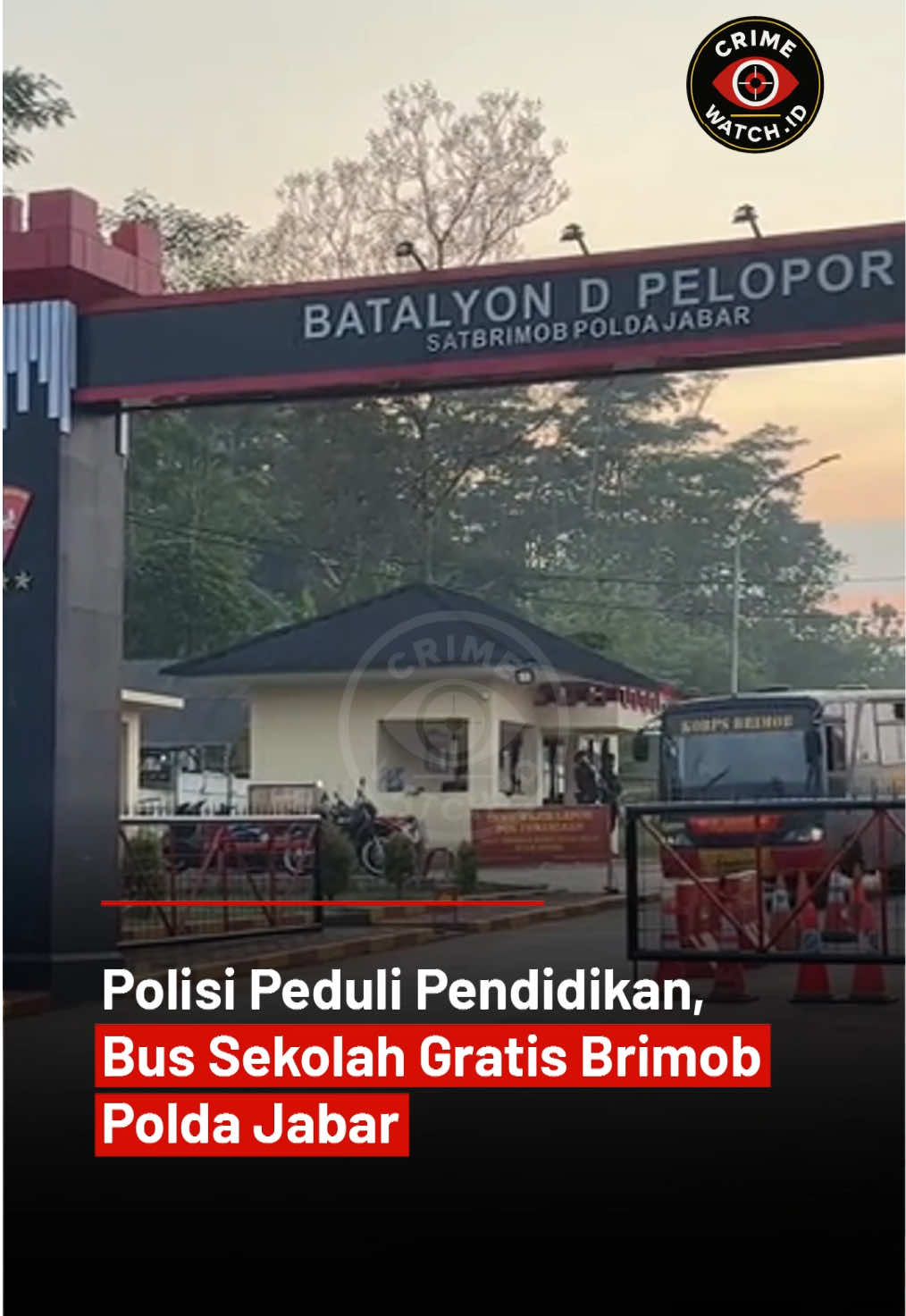 Di Tasikmalaya, siswa kini bisa naik Bus Sekolah Gratis dari Satbrimob Polda Jawa Barat setiap pagi!  Program ini membantu anak-anak bersekolah dengan nyaman, meringankan biaya transportasi orang tua, dan menunjukkan kepedulian polisi terhadap pendidikan. Menurut Kabid Humas Polda Jabar, Kombes Pol Hendra Rochmawan, ini bukti nyata polisi tidak hanya menjaga keamanan, tapi juga hadir langsung memberi manfaat sosial bagi masyarakat. Kalau kalian punya ide program positif lain yang bisa dilakukan polisi, tulis di kolom komentar ya! ⬇️ #BrimobPoldaJabar #BusSekolahGratis #PolisiPeduli #Satbrimob #CrimewatchID       