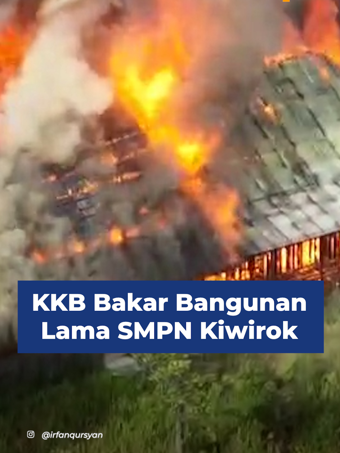 Kelompok Kriminal Bersenjata (KKB) Kodap XV Ngalum Kupel membakar bangunan lama SMP Negeri Kiwirok yang terletak di Desa Sopamikma, Distrik Kiwirok, Pegunungan Bintang, Senin (13/10/2025) sekira pukul 07.00 WIT. Insiden tersebut diketahui melalui hasil pemantauan tim Satgas Operasi Damai Cartenz, yang langsung melaporkan adanya pergerakan mencurigakan di sekitar lokasi. Terpantau tujuh orang bersenjata api mendekati area sekolah dan tak lama kemudian membakar bangunan lama SMP Negeri Kiwirok. Mendapat laporan itu, Satgas Ops Damai Cartenz segera melakukan respon cepat untuk mengamankan situasi. Sekitar pukul 07.20 WIT, sesaat setelah personel tiba di ujung Bandara Kiwirok, terdengar satu kali letusan senjata api dari arah lokasi pembakaran. Tembakan tersebut kemudian memicu kontak tembak antara aparat keamanan dan KKB. Dalam baku tembak yang berlangsung beberapa saat itu, tim gabungan berhasil memukul mundur KKB ke arah Kampung Kotobib yang berjarak beberapa kilometer dari lokasi kejadian. Usai memastikan situasi aman dan kondusif, aparat gabungan menyambangi pengungsian di Balai Desa Polobakon untuk memberikan imbauan keamanan kepada warga yang masih bertahan di wilayah tersebut. Kepala Operasi Damai Cartenz, Brigjen Pol. Faizal Ramadhani, mengecam keras aksi pembakaran yang dilakukan KKB terhadap fasilitas pendidikan. Sementara itu, Wakil Kepala Operasi Damai Cartenz, Kombes Pol. Adarma Sinaga, menegaskan bahwa hingga saat ini kondisi keamanan di Distrik Kiwirok sudah kembali terkendali. Satgas Operasi Damai Cartenz bersama TNI kini memperketat jalur keluar-masuk Distrik Kiwirok, terutama di wilayah perbatasan, untuk mengantisipasi pergerakan anggota KKB yang berupaya melarikan diri atau melancarkan serangan baru. #cepos #kkb #kiwirok #pegubin #pegununganbintang #ceposonline