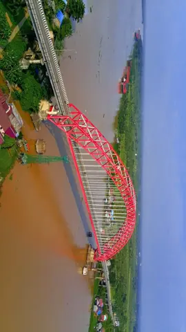 📍Jembatan Rumpiang Marabahan, adalah jembatan dengan panjang total sekitar 753 meter, membentang di atas Sungai Barito, dan diresmikan pada 25 April 2008 oleh Presiden Susilo Bambang Yudhoyono. Jembatan ini merupakan ikon di Kalsel, berfungsi untuk memperlancar lalu lintas, serta menjadi destinasi wisata populer dengan desain konstruksi pelengkung rangka baja yang khas. #marabahan #baritokuala #kalsel #jembatanrumpiang #drone 