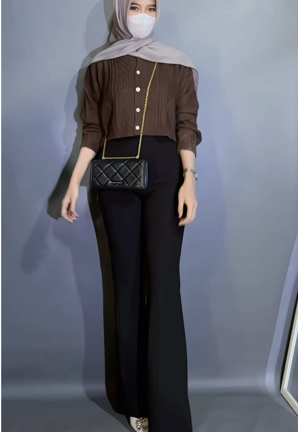 Cardigan crop cakep,apalagi di warna choco #cardigan #cardiganrajut #cardigancrop #flaredpants #outfitinspo 