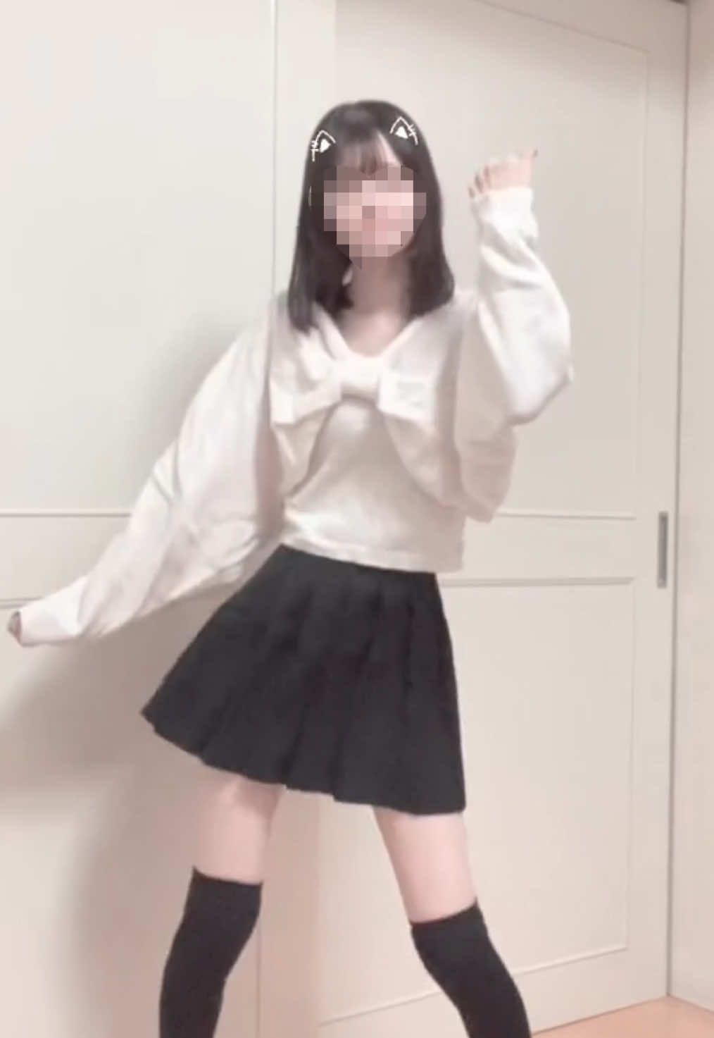 三角チョコパイ食べたいけど今から外出る気力ない(;_;) ちなみに今日は何度かリクエストをいただいていた私服…🎀 (奥にしまってたからしわしわ笑笑笑) 次回は違う私服載せます😌🫶🏼