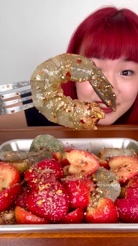 Shrimps & strawberries🦞🍓 สตอเบอร์รี่แจ่วปลาร้ากุ้งสด😋 #tiktokfood #mukbang #cooking #asmr #Tiktokพากิน 