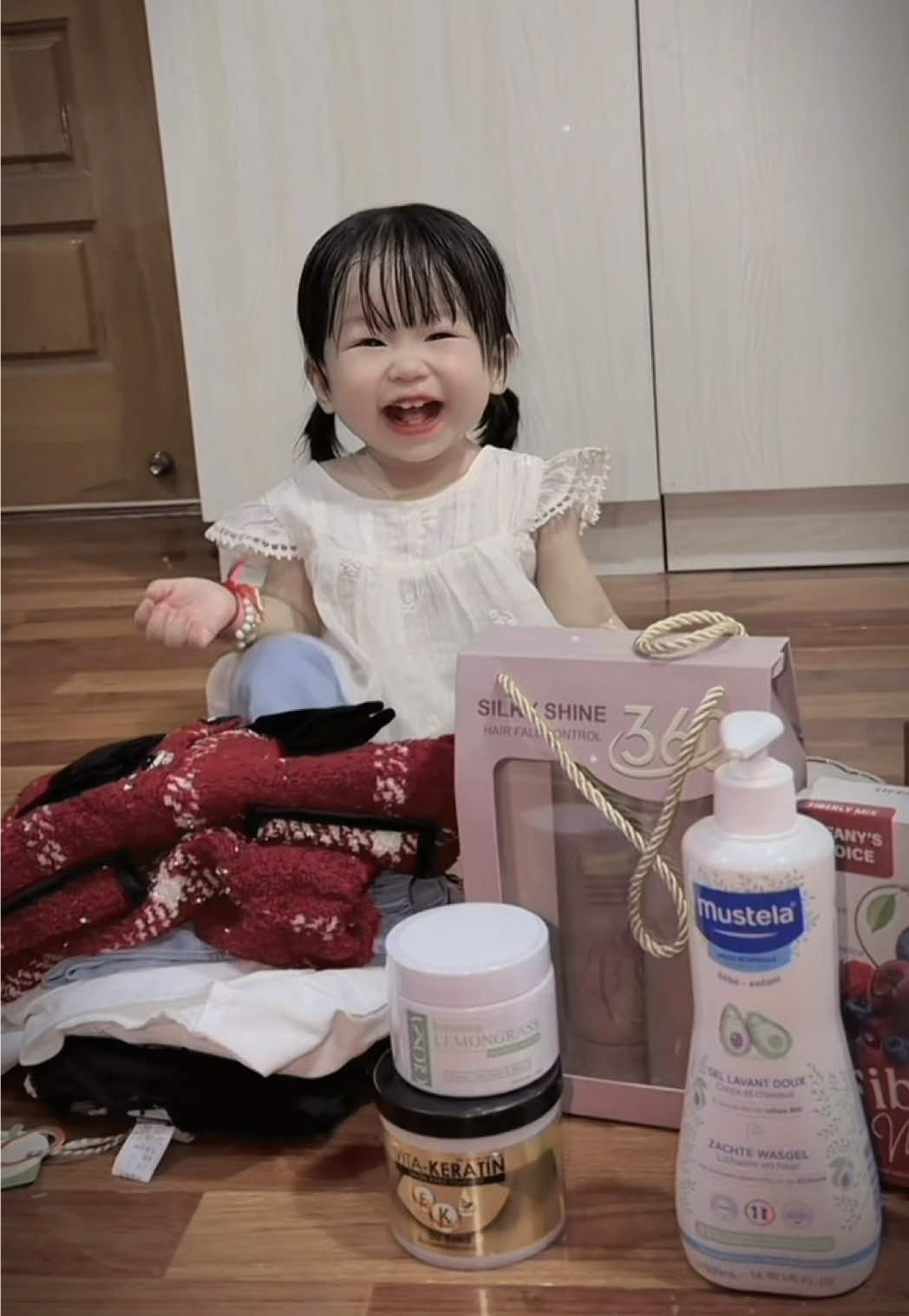 မှန်ကြည့်ပြီးပျော်နေတဲ့ကောင်မလေး❤️ လက်ဆောင်လေးတွေတွက်လဲကျေးဇူးပါရှင့် @YUMMY 🇲🇲🖤 @Min Thu Kyaw Khaung #fyp #foryoupage #tiktokmyanmar 