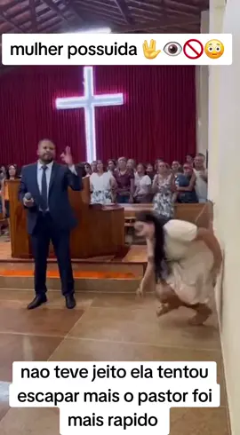 mulher possuida tenta escapar pelo teto mais o pastor foi mais rápido que um tiro e deu nisso 👁🚫😳🖖