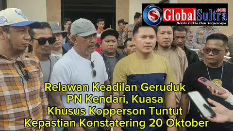 Relawan Keadilan Geruduk PN Kendari, Kuasa Khusus Kopperson Tuntut Kepastian Konstatering 20 Oktober GLOBAL SULTRA.COM.KENDARI, | Pelaksanaan penentuan patok batas (Konstatering) lahan sengketa milik Koperasi Perikanan/Perempangan Saonanto (Kopperson) yang sebelumnya ditunda dari tanggal 15 Oktober 2025, kembali memunculkan polemik. Penundaan ini menjadi sorotan tajam dari Relawan Keadilan bersama Kuasa Khusus Kopperson hingga mengeruduk Kantor Pengadilan Nengeri (PN) Kendari untuk mempertanyakan penjadwalan ulang konsenstrasi hukum, terutama di tengah kekosongan pimpinan pengadilan. Kuasa Khusus Kopperson Kendari, Fianus Arung, mengungkapkan kekecewaannya pasca kunjungannya di PN Kendari, Senin (13/10/2025). Fianus menekankan bahwa pihak Kopperson tidak meminta jawaban penundaan, melainkan kepastian tanggal 20 Oktober 2025 sebagai jadwal pengganti untuk pelaksanaan konsenstrasi hukum, sesuai dengan alasan penundaan sebelumnya terkait kegiatan Seleksi Tilawatil Quran dan Hadits (STQH) Nasional yang berakhir tanggal 19 Oktober. Lebih lanjut, Fianus Arung dengan tegas menyoroti isu kekosongan pimpinan di PN Kendari yang dianggap menghambat proses administrasi. “Yang kami minta kepastian tanggal 15 (Oktober) saja kalian mundur. Yang itu persoalan hari ini. Apa pandangan kami hari Rabu (15 Oktober), itu adalah konfirmasi dari surat itu,” ujarnya. Fianus menjelaskan bahwa berdasarkan Surat Edaran Mahkamah Agung, tidak boleh ada kekosongan pimpinan di pengadilan. Jika Ketua tidak ada, harus ada Wakil Ketua, dan jika Wakil Ketua pun kosong, Pengadilan Tinggi pasti akan menunjuk Pelaksana Harian (PLH). “Tidak bisa ada kekosongan (pimpinan PN Kendari). Jika ada (kekosongan) kan harus ada wakil. Dan kalau wakil juga kosong, tentu akan menunjuk PLH (Pelaksana Harian). Jadi untuk menandatangani surat pelaksanaan konstatering itu tidak perlu ketu pengadilan, kan ada perwakilannya,” tegas Fianus Arung. Ia juga meminta agar Mahkamah Agung mengetahui kondisi di PN Kendari. “Pengadilan Negeri Kendari ini tidak punya Ketua, ya masa transisi karena mutasi dan sakit dan lain sebagainya. Tidak ada Wakilnya, tidak ada PLH-nya. Jadi sama siapa kita mau minta tanda tangan supaya jadwal konsentrasi hukum dilaksanakan,” kata Fianus. Pihak Kopperson berharap agar pada pertemuan hari Rabu (15/10/2025), sudah ada Wakil Ketua atau PLH yang dapat menandatangani surat penetapan jadwal konstatering hukum pada 20 Oktober 2025. Menanggapi hal tersebut, Humas Pengadilan Negeri Kendari, Arya Putra Negara, menyatakan bahwa pihaknya akan menyampaikan permohonan kepada pimpinan. “Insyaallah hari Rabu. Nanti akan saya sampaikan apa dari permohonan dan terutama saya tegaskan bahwa ini adalah rumah rakyat. Kami akan sampaikan ke Pak Ketua,” jelas Arya Putra Negara. Dan ia juga meminta agar pihak Kopperson dapat datang kembali pada hari Rabu untuk mendapatkan jawaban. (*Redaksi)