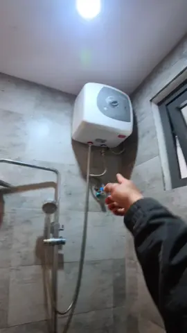 AE nào gặp trường hợp nào như vậy chưa?. Từ van gốc bình nóng lạnh qua trực tiếp vòi  sen tắm luôn. Khách nói e hư cái gì thay cái đó thôi😅#dalat #suachuanuocdalat #thicongdiennuoc #suachuadiennuoc #thicongdiennuocdalat 