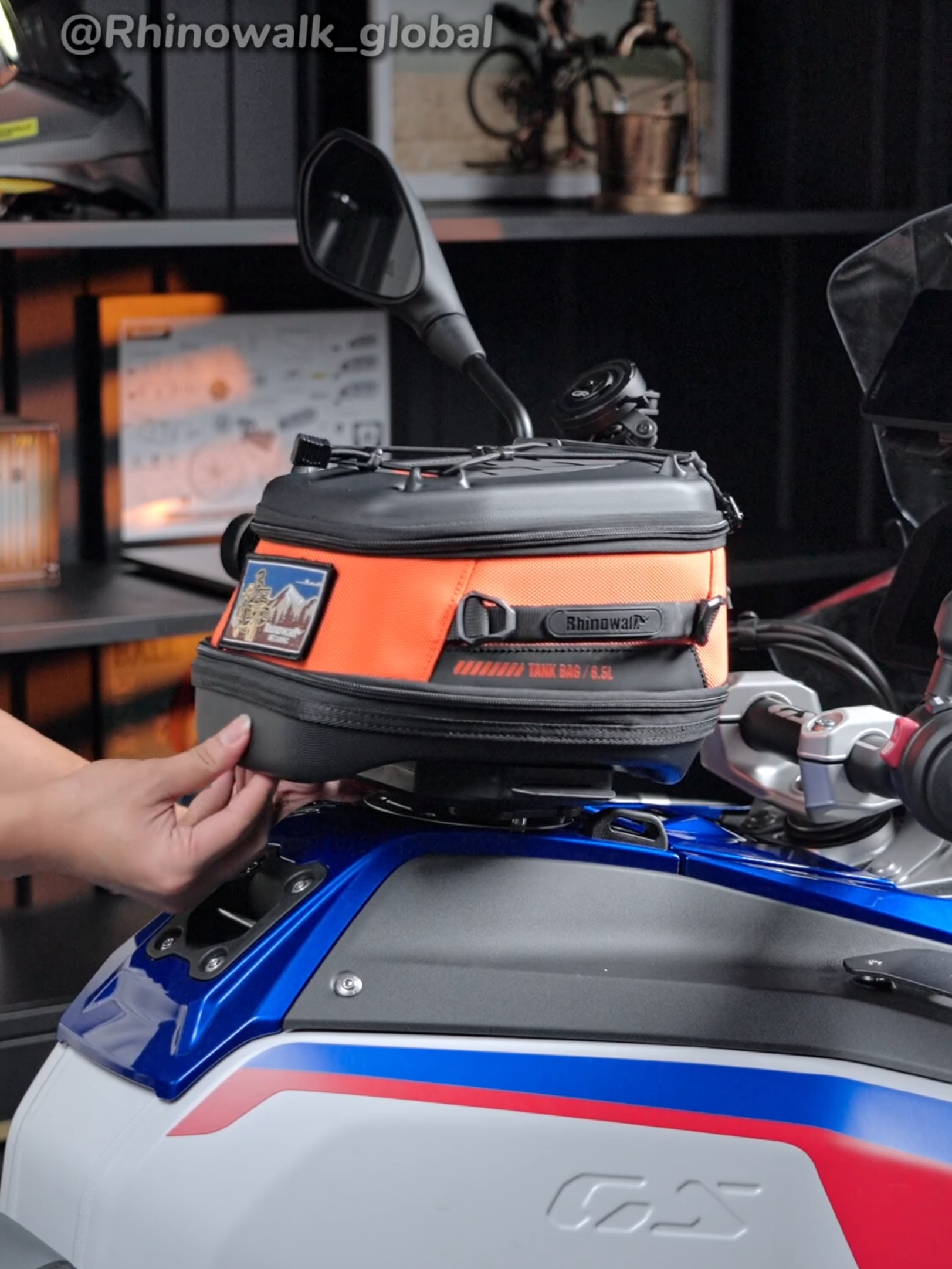 Precision meets adventure. ⚙️ Introducing the Rhinowalk Mechanic Series Magnetic Tank Bag — designed to match the power and style of the BMW R1300GS. 🧲 Magnetic quick release for effortless access 💧 Water-resistant build for all-weather touring 📦 Expandable storage, sleek mechanical design Ride smarter. Ride stronger. Ride Rhinowalk. 💪 #Rhinowalk #MechanicSeries #BMWR1300GS #TankBag #MotorcycleGear 