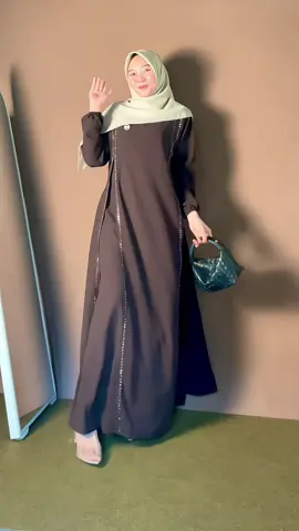 MasyaAllah pakai Abaya ini jd terlihat adem dan anggun bgt🫶🏻✨ #abaya #abayaelegant #abayamewah #ootdhijab 