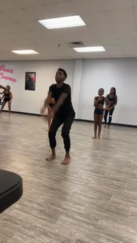 At the Pink 💞 Pink Pearl Dance Company ‼️#willanizedtour #adayinmylife #coach #fyp #dance 