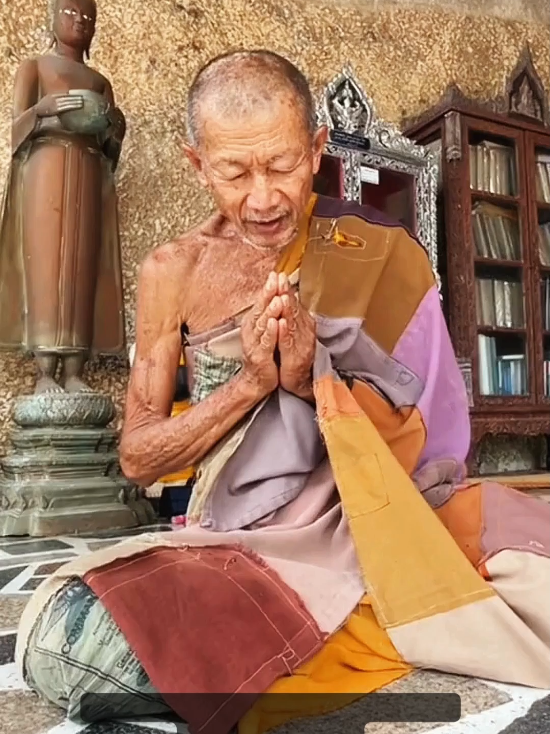 Một mình chống lại cả một tập đoàn khai thác đá, Sư Ông đã làm nên điều kỳ diệu! 🏞️ Hành hương qua một vùng đất hoang sơ, Sư Ông đã ở lại và biến nơi đây thành một ngôi chùa thanh tịnh. Khi có người muốn phá núi lấy đá bán, ngài đã kiên quyết bảo vệ đến cùng. Đây không chỉ là câu chuyện về bảo vệ thiên nhiên, mà còn là minh chứng cho sức mạnh của ý chí và tâm linh. 🙏 📍 Chùa Khao Hin Thoen, Prachuap Khiri Khan, Thái Lan. #phatphapnhiemmau #suongkaset #loiphatday #daophat #fyp